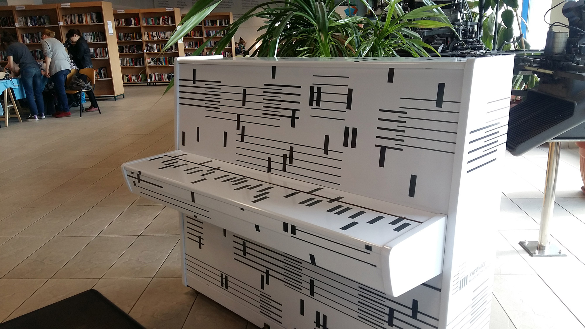 Białe pianino w Bibliotece Śląskiej