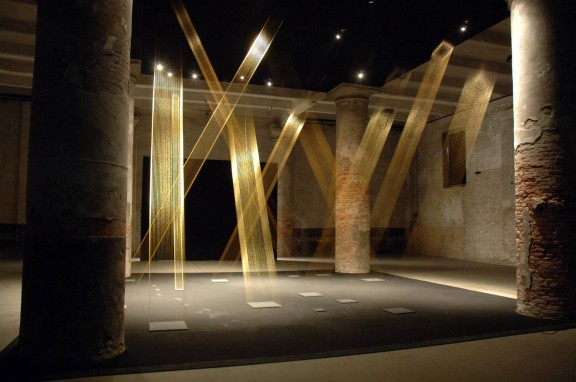 "TTÉIA 1, C", autor: Lygia Pape, złote nici w formie kwadratów, fot. Giorgio Zucchiatti 