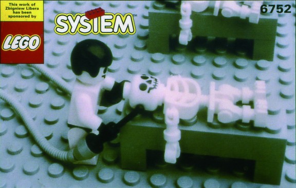 Lego. Obóz koncentracyjny / Lego. Concentration Camp, 1996 r., 7 pudełek klocków Lego / set of  7 boxes of Lego bricks,  dzięki uprzejmości / courtesy Gallerie Faurschou, Kopenhaga / Copenhagen 