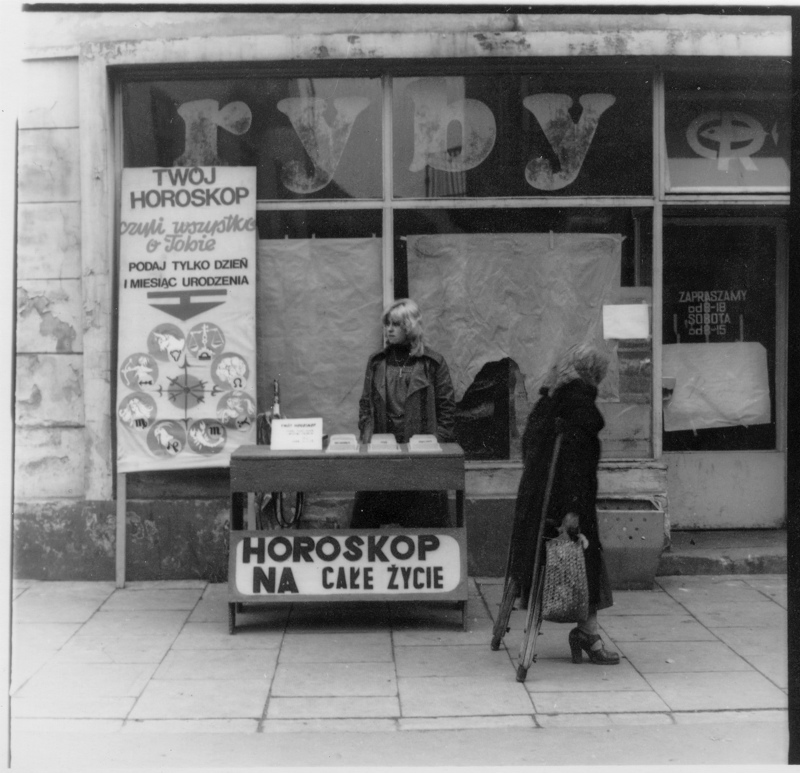 1976, Nowy Sącz. Sprzedawczyni horoskopów. Fot. Antoni Kroh / Ośrodek KARTA