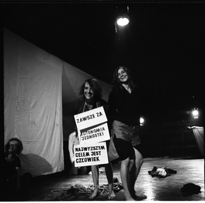 Scena ze spektaklu Przecena dla wszystkich (1977) Teatru Ósmego Dnia. Fot. Archiwum Teatru Ósmego Dnia