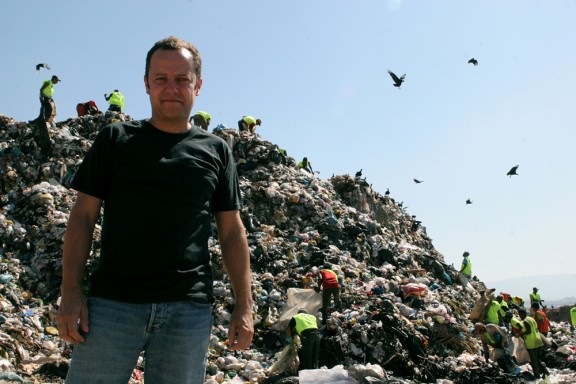 VIK AT JARDIM GRAMACHO Photograph by Fabio Ghivelder, courtesy of Vik Muniz Studio STILL