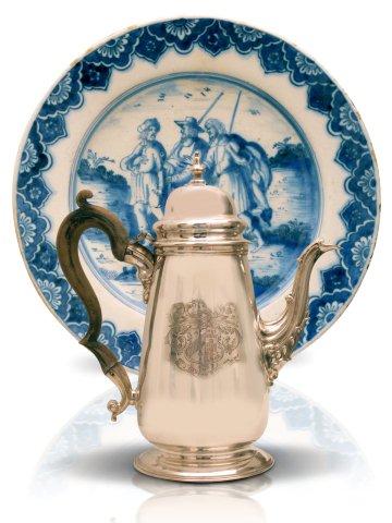 Dzbanek do kawy /Anglia/ 1744 r., srebro; Talerz półmiskowy, Holandia, ok. 1670 r., fajans