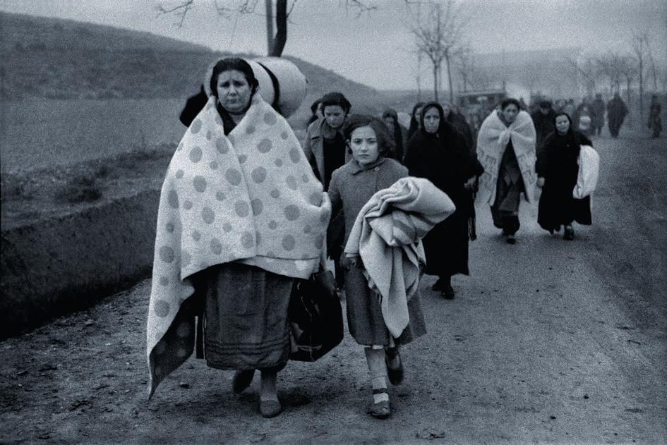 Ewakuacja Teruel. Grupy kobiet, starców i dzieci, które zostały celem militarnym rebeliantów. Chwilę później, na tych biednych ludzi, niemieckie trójmotorowce zrzucają bomby. Teruel, 1937 © Marín. Fundación Pablo Iglesias.