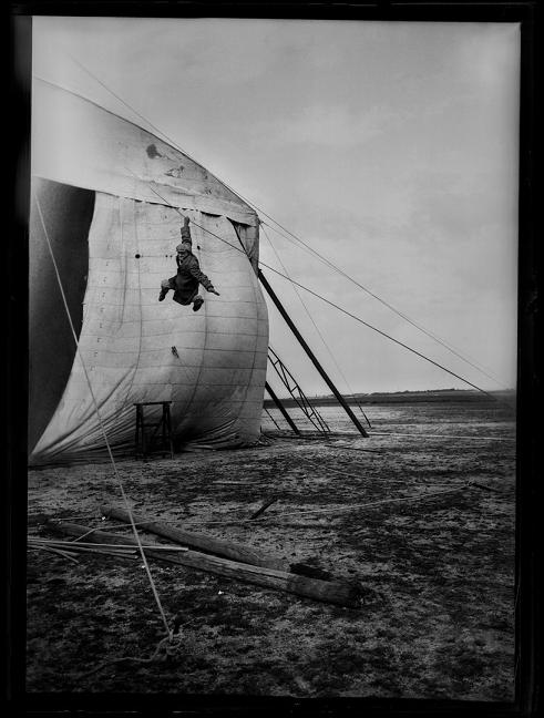 Fotograf Marín podczas występów gimnastycznych. Madryt, 1928.© Marín. Fundación Pablo Iglesias.