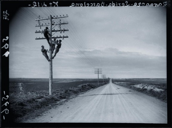 Linia telefoniczna Zaragoza-Lérida-Barcelona, kilometr 412. Huesca, 1928.© Marín. Fundación Pablo Iglesias.