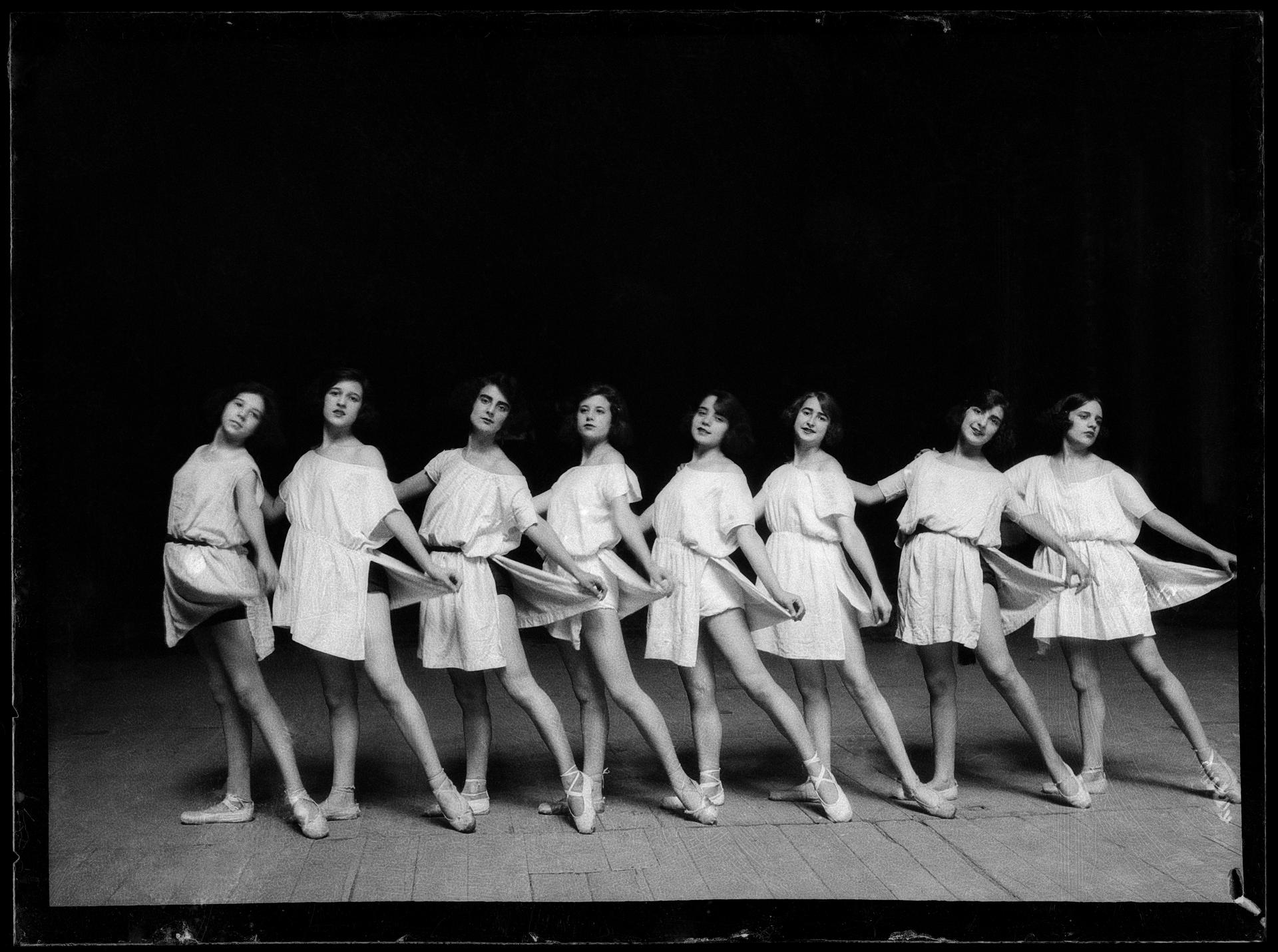 Tancerki udzielające lekcji w Teatro Real. Madryt, 1922.© Marín. Fundación Pablo Iglesias.