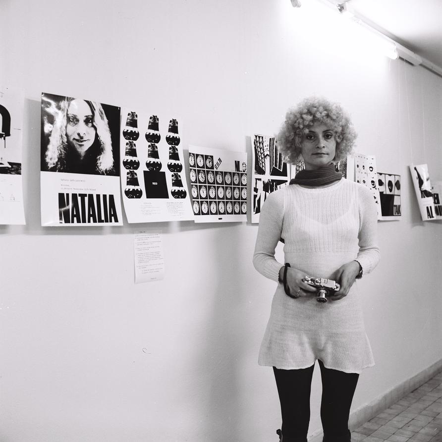 Natalia LL na swojej wystawie w Galerii Współczesnej, Warszawa 1972
