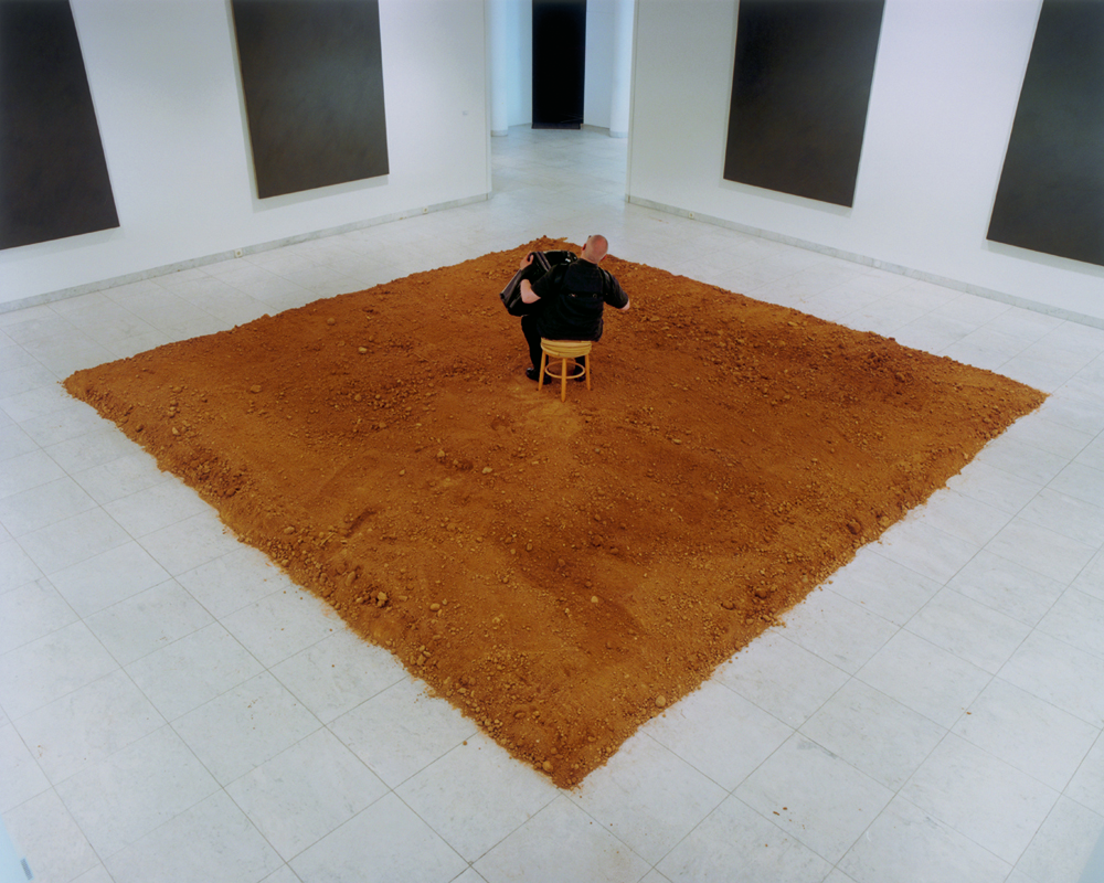 Massimo Bartolini, Flowerbed, 2003, Performance, Museum Abteiberg, Mönchengladbach