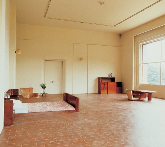 Massimo Bartolini, 40 cm higher, 1993–2001, Raised-up floor , Courtesy Fundação de Serralves, Porto