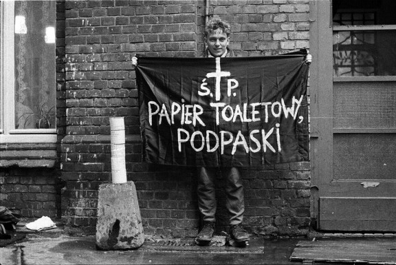 Kto się boi papieru toaletowego? Wrocław, 15 październik 1987, fot. M. Michalak