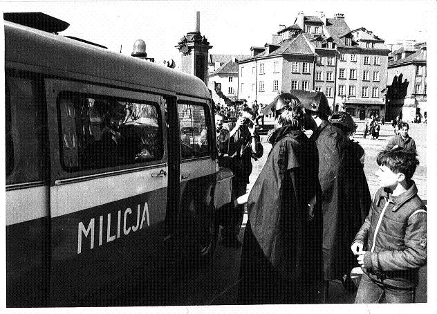 Milicja w czasie happeningu Rewia Soc Mody, Warszawa 1988, fot. E. Ciołek