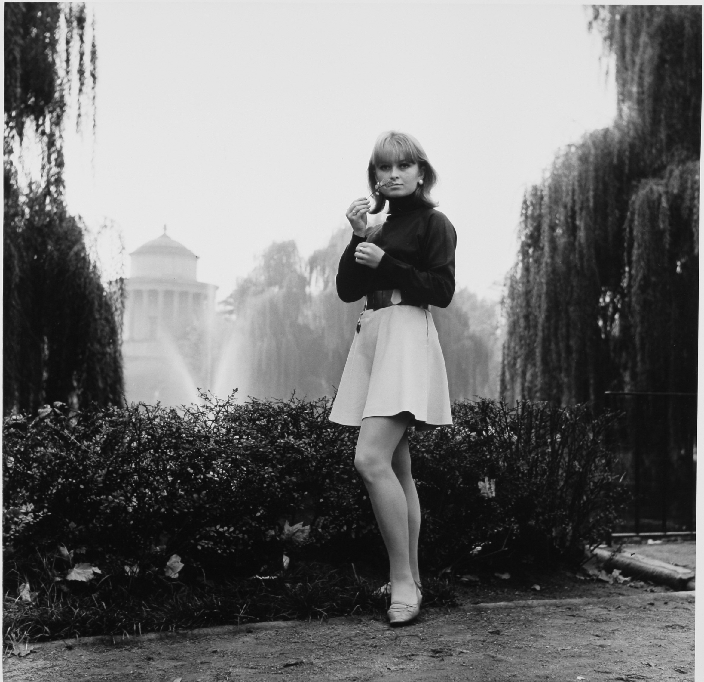 Magda Zawadzka w Ogrodzie Saskim w Warszawie, fot. B. Łopieński, 1968