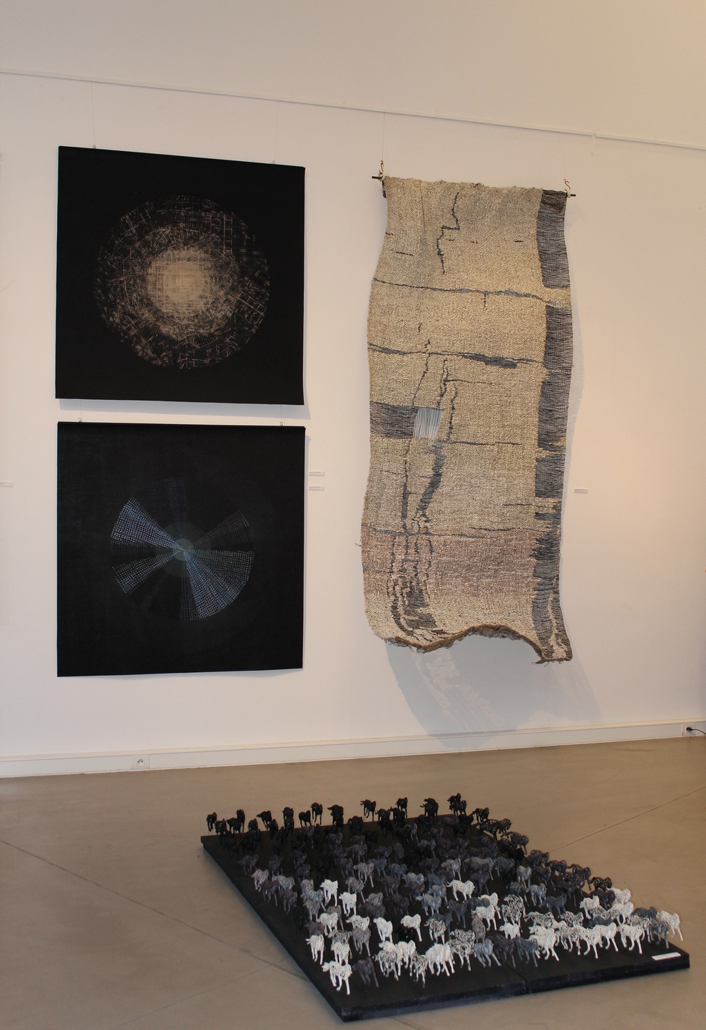 Wystawa prac nagrodzonych na VI Międzynarodowym Biennale Malarstwa i Tkaniny Unikatowej (zdjęcie pochodzi z materiałów udostępnionych przez organizatora)