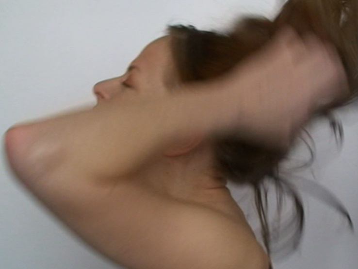 Kadr z filmu "Złote włosy Małgorzaty". Krystyna Piotrowska zaplata włosy Izie (zdjęcie udostępnione przez organizatora)