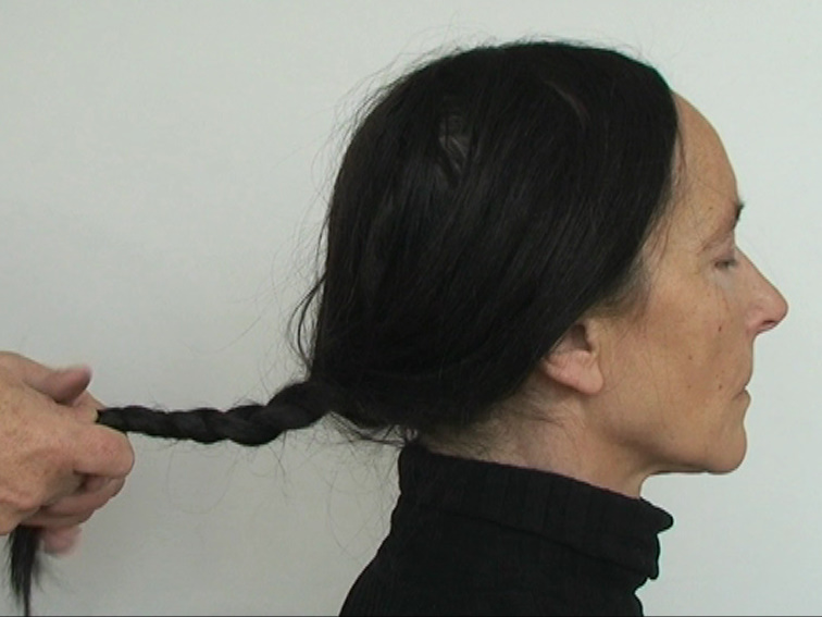 Kadr z filmu "Złote włosy Małgorzaty". Krystyna Piotrowska zaplata włosy Joli (zdjęcie udostępnione przez organizatora)