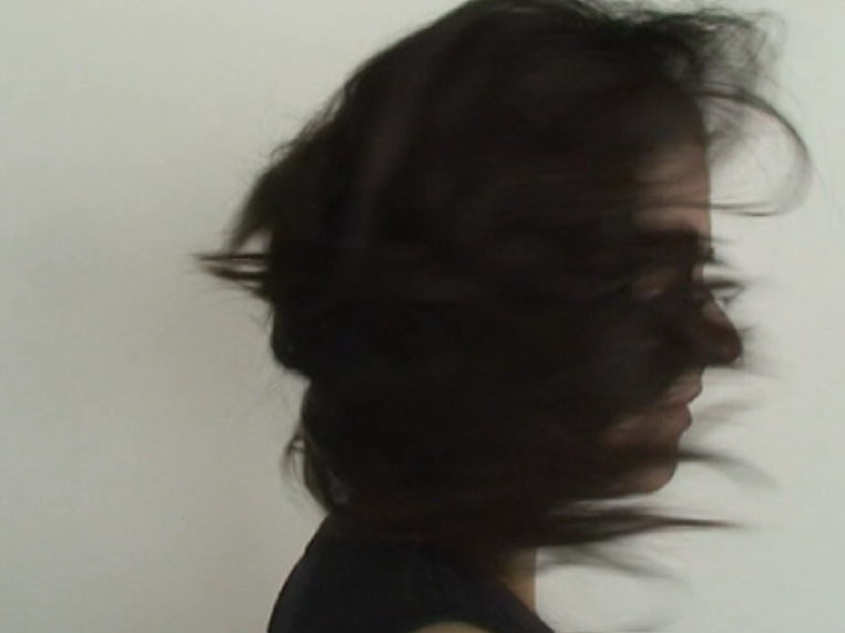Kadr z filmu "Złote włosy Małgorzaty". Krystyna Piotrowska zaplata włosy Kasi (zdjęcie udostępnione przez organizatora)