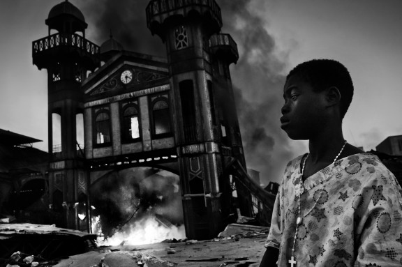 1. nagroda w kategorii Wydarzenia - reportaż: Riccardo Venturi, Włochy, Contrasto, Stary Bazar Żelazny płonie, Port-au-Prince, Haiti, 18 stycznia