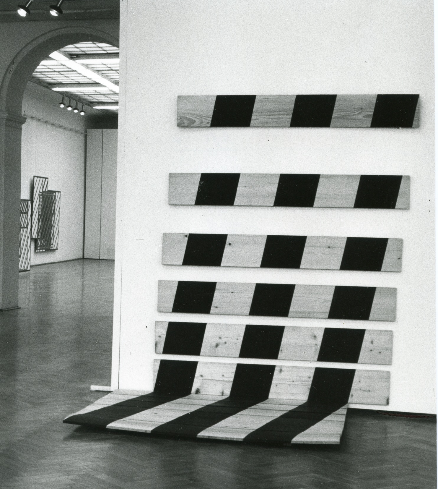 Dora Maurer V-diagonal, 1975, Instalacja, Ernst Muzeum, Budapeszt 1984 fot. archiwum artystki Studies of Minimal Movements VI, 1972 (2011) fotografia, pastel, fot. archiwum artystki (źródło: materiały organizatora)