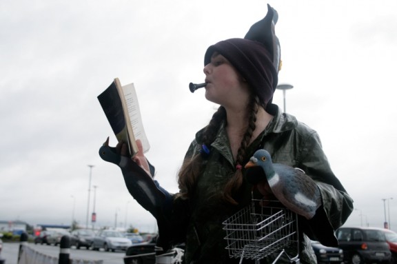 "Talking to the bird scarer", jednodniowe wydarzenie na zewnątrz Tesco, Tullamore, Co.Offaly, w ramach rezydencji Sapphire Highway, kurator: The Good Hatchery, wrzesień 2008, foto: Carl Giffney, Dzięki uprzejmości artystki