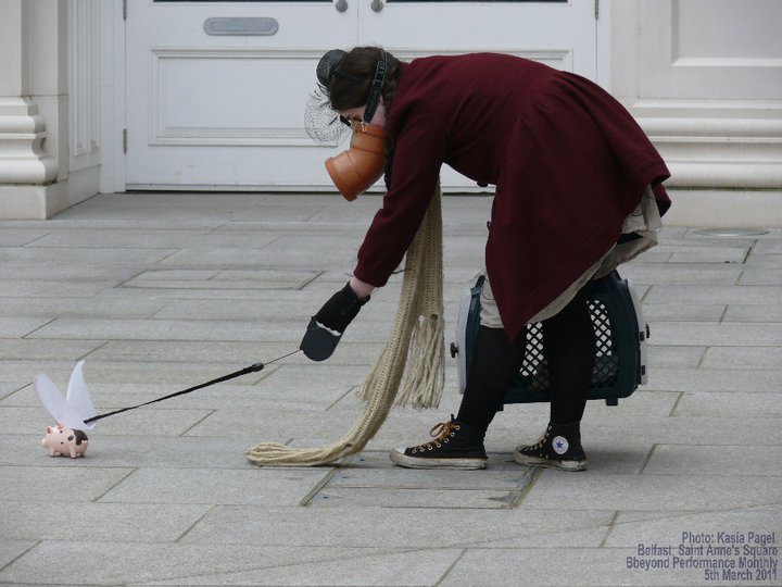 "Sailing By", Improwizacja w przestrzeni publicznej, w ramach miesięcznych spotkań performansów,  gość specjalny: Kurt Johanson, St Anns Square,  Belfast, marzec 2011 Foto:  Kasia Pagel. Dzięki uprzejmości Bbeyond