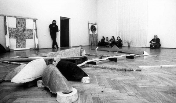 Andrzej na wystawie (1989) Marka Chlandy w Galerii UOE w Cieszynie (źródło: materiał prasowy)