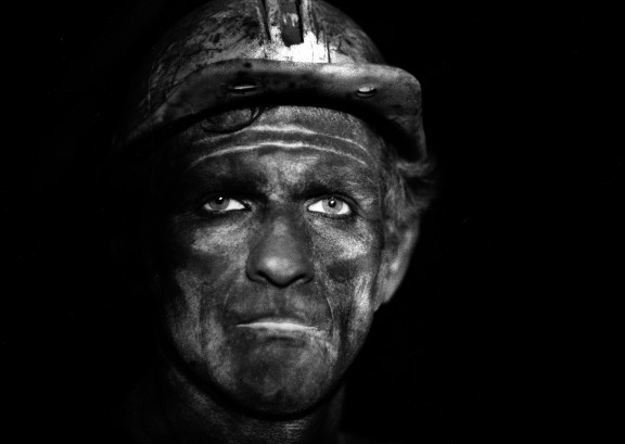 Ruda Śląska, 03.1979. Kopalnia węgla kamiennego Pokój, portret górnika. Fot. Aleksander Jałosiński/FORUM