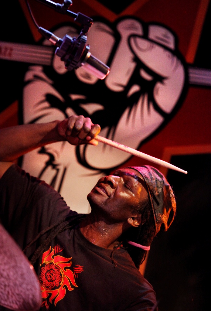 Perkusista Hamid Drake (źródło: materiały prasowe)