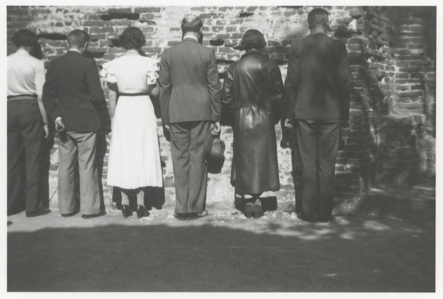 René Magritte, „Sąd Ostateczny”, od lewej: Maurice Singer, René i Georgette Magritte, Paul Colinet, Irène Hamoir, Paul Magritte, Beersel, 1935, © Ch. Herscovici - SABAM Belgium 2012 (źródło: materiał prasowy)