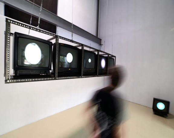 Test Five, instalacja nawiązująca do pracy Test I Józefa Robakowskiego z 1971 r. Zmienne-Stałe-Błądzące. AC/DC/IT, wystawa WRO Art Center, fot. Z. Kupisz