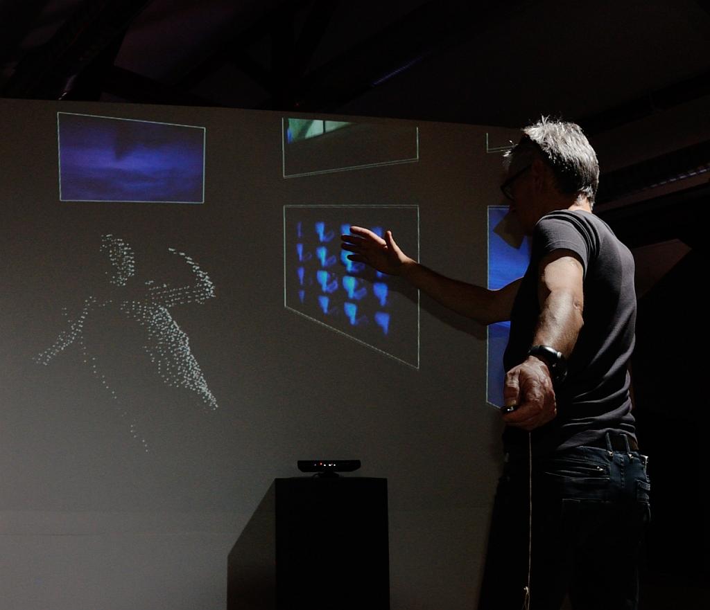 Zbigniew Kupisz przy instalacji wykorzystującej Kinect do interaktywnej prezentacji materiałów dokumentacyjnych z Kolekcji WRO. Zmienne-Stałe-Błądzące. AC/DC/IT, wystawa WRO Art Center, fot. WRO