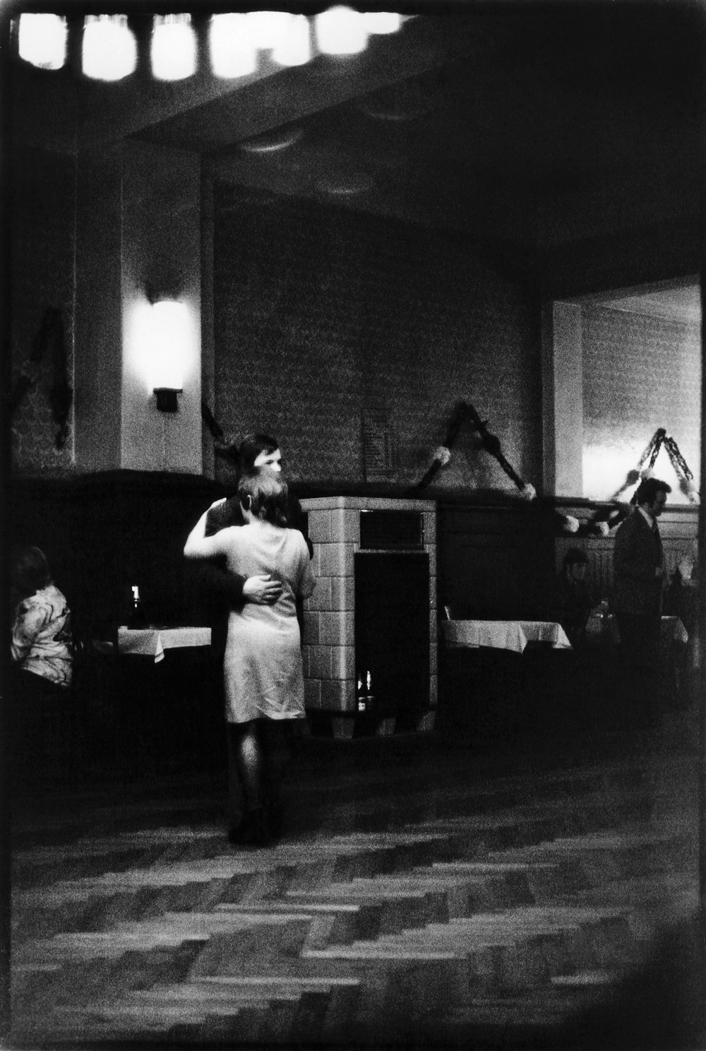 Sibylle Bergemann, „Dancing w lokalu Clärchens Ballhau, Berlin-Mitte, Auguststrasse”, 1979 cykl „Clärchens Ballhaus” (źródło: materiały prasowe MCK)