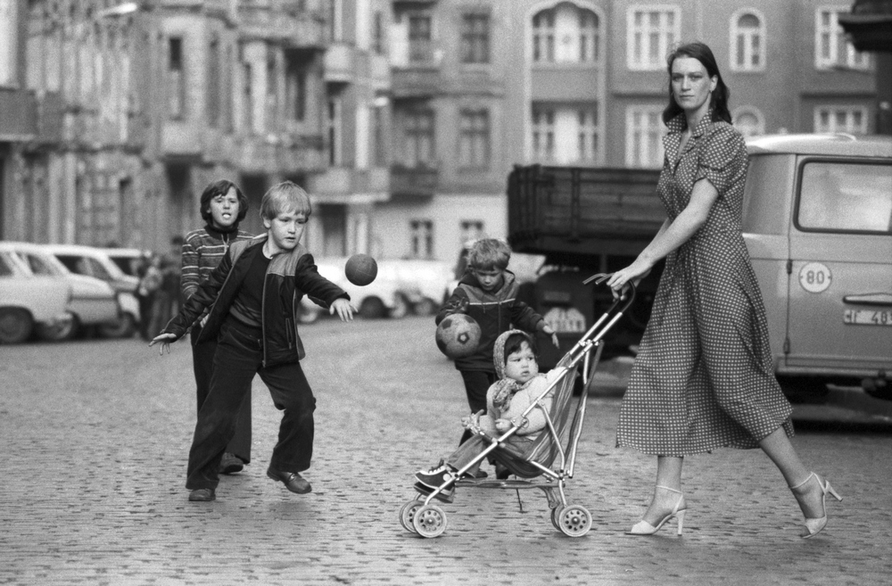 Ute Mahler, 1980, Berlin-Prenzlauer Berg, fotografia mody dla pisma „Sibylle” cykl „Moda” (źródło: materiały prasowe MCK)