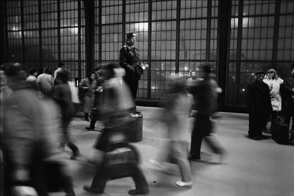 Maurice Weiss, „Grudzień 1989, Berlin, dworzec Friedrichstrasse, przejście graniczne”, cykl „Przełomy” (źródło: materiały prasowe MCK)