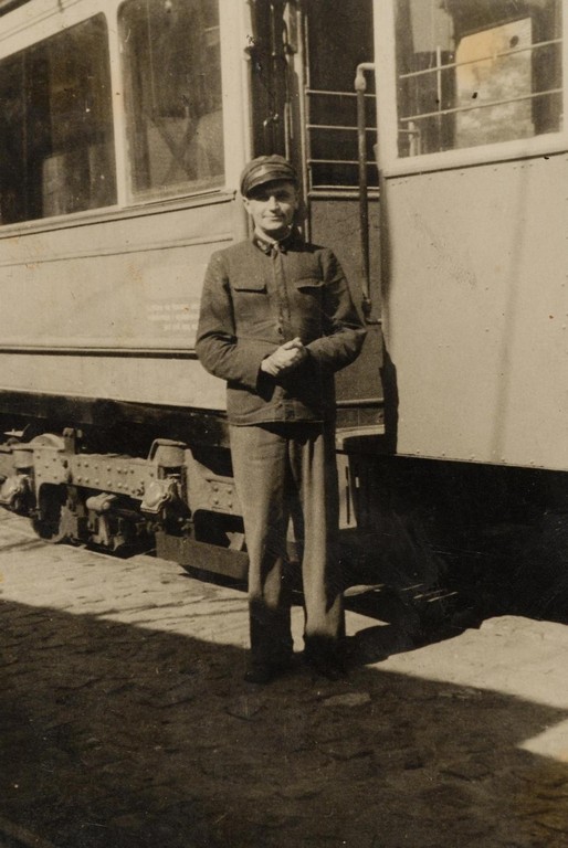 Włodzimierz Malik przed tramwajem 1945 r. (źródło: materiały prasowe)