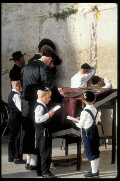 Modlący się chasydzi przy Ścianie Zachodniej, Jerozolima (źródło: materiały prasowe)
