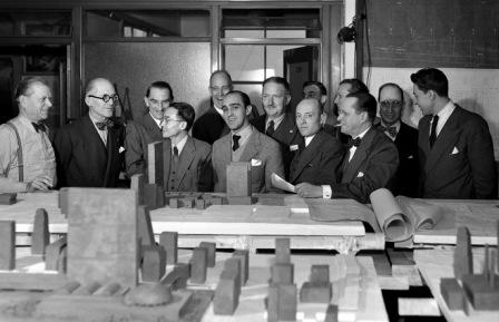 Doradcy ONZ, pierwszy rząd od lewej: S. Markelius (S), Le Corbusier (F, CH), Ssu-Chang Liang (CN), O. Niemeyer (BR), N. Bassow (SU), E. Cornier (CDN); drugi rząd: V. Bodiansky (F), W. Harrison (USA), G.A. Faillend (AUS), M. Abramovits (USA), E. Weismann (YU), A. Antoniades (GR), M. Nowicki (PL) (źródło: materiały prasowe organizatora)