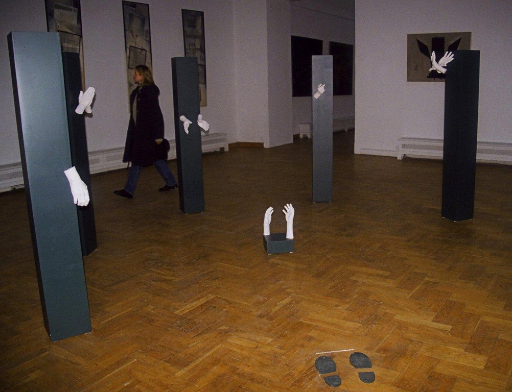 Janina Jeleńska Papp, „Gesty”, 1988, z serii „Przestrzeń rąk”, environment (źródło: dzięki uprzejmości artystów)