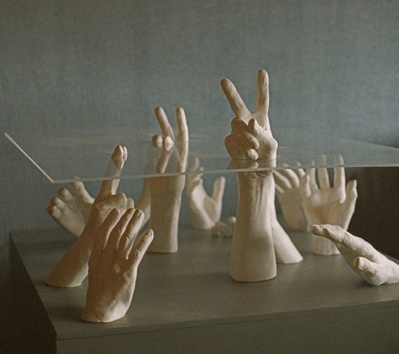 Janina Jeleńska Papp, „Solidarność”, 2003, z serii „Przestrzeń rąk” (źródło: dzięki uprzejmości artystów)