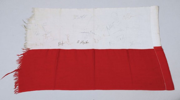 Polska flaga z autografami reprezentacji Polski w piłce nożnej, 1974 - Aukcja Socrealizmu i pamiątek PRL (źródło: materiały prasowe)