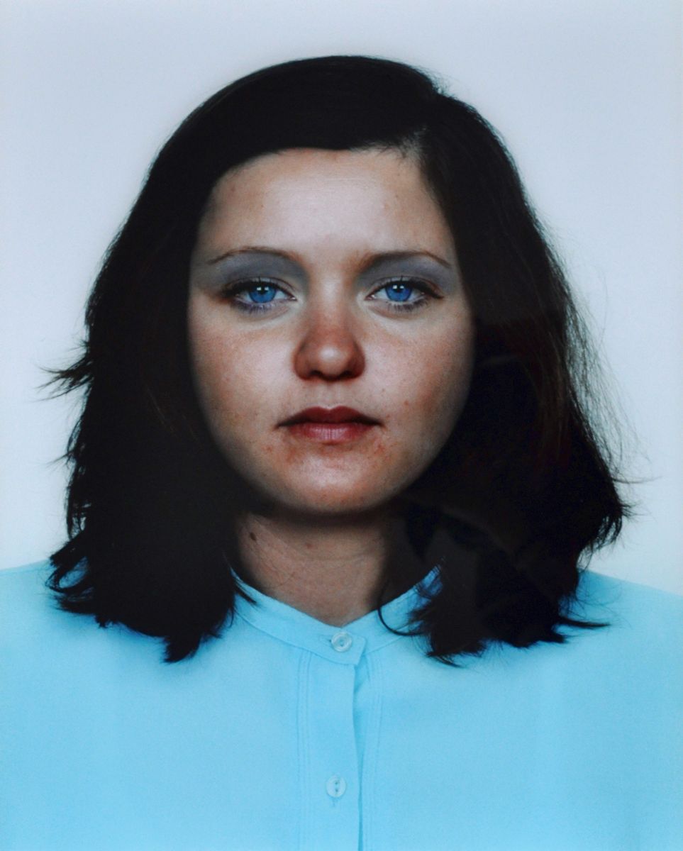 Aneta Grzeszykowska, Bez tytułu (ludzie), #3 (dziewczyna, niebieska koszula), 2005, c-print, dibond, plexi, 47 x 37 cm (źródło: materiały prasowe organizatora)