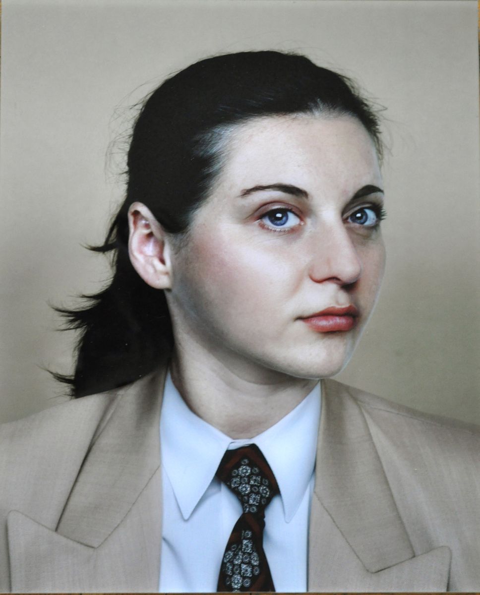 Aneta Grzeszykowska, Bez tytułu (ludzie), #6 (kobieta, krawat), 2005, c-print, dibond, plexi, 47 x 37 cm (źródło: materiały prasowe organizatora)
