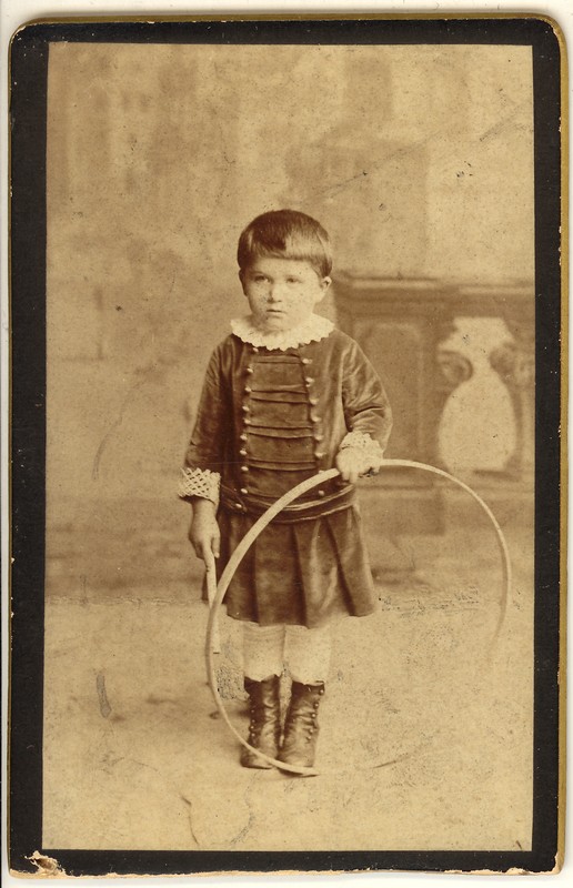 Dziecko z kółkiem, popularna w XIX wieku zabawka, „Nie garb się!", Muzeum Historyczne Miasta Krakowa (źródło: materiał prasowy)