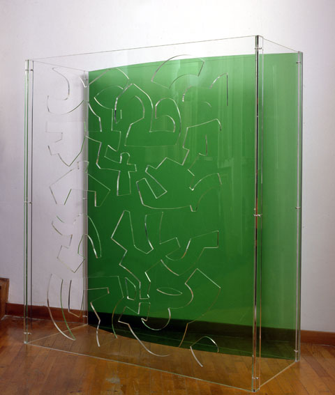 Carla Accardi, „Bezużyteczna szafa”, 2001, przeźroczysty i barwiony pleksiglas, 150 x 132 x 52,5 cm, kolekcja prywatna (źródło: materiały prasowe organizatora)