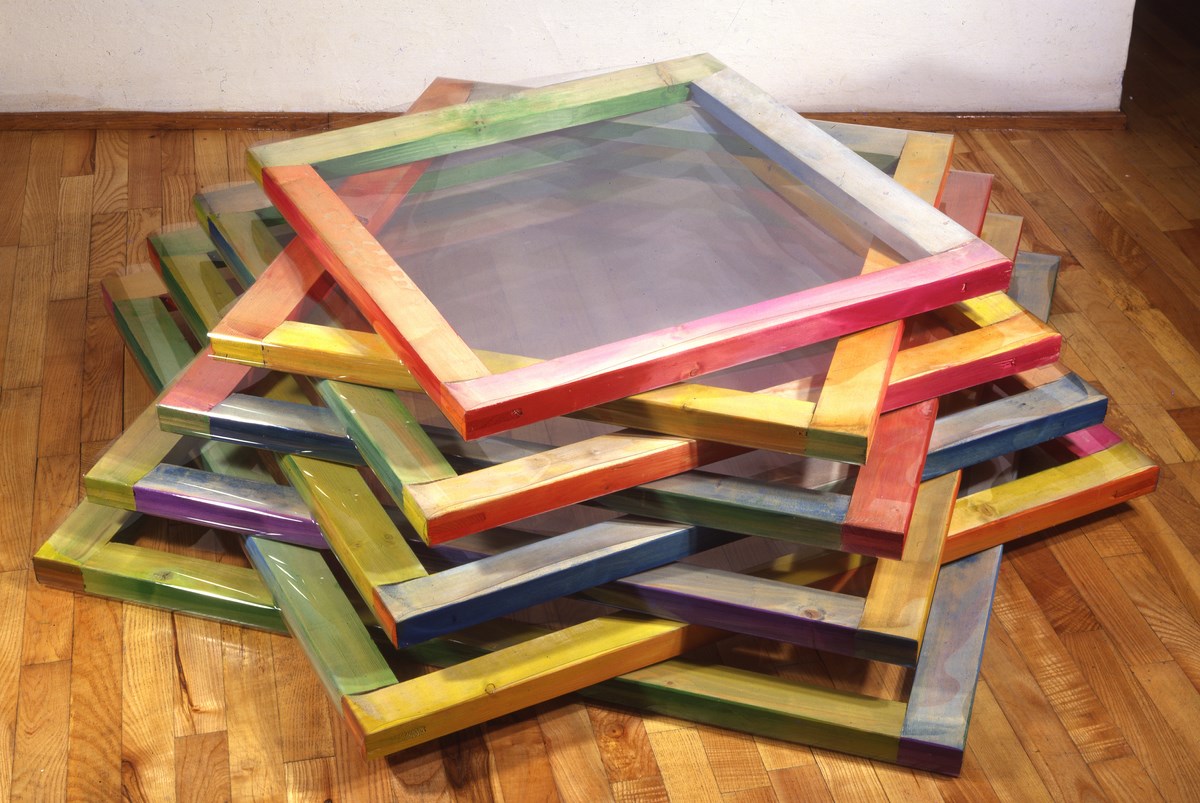 Carla Accardi, „Stos”, 1979, sicofoil i malowane drewno, 8 elementów: kwadraty, różne wymiary, kolekcja prywatna (źródło: materiały prasowe organizatora)