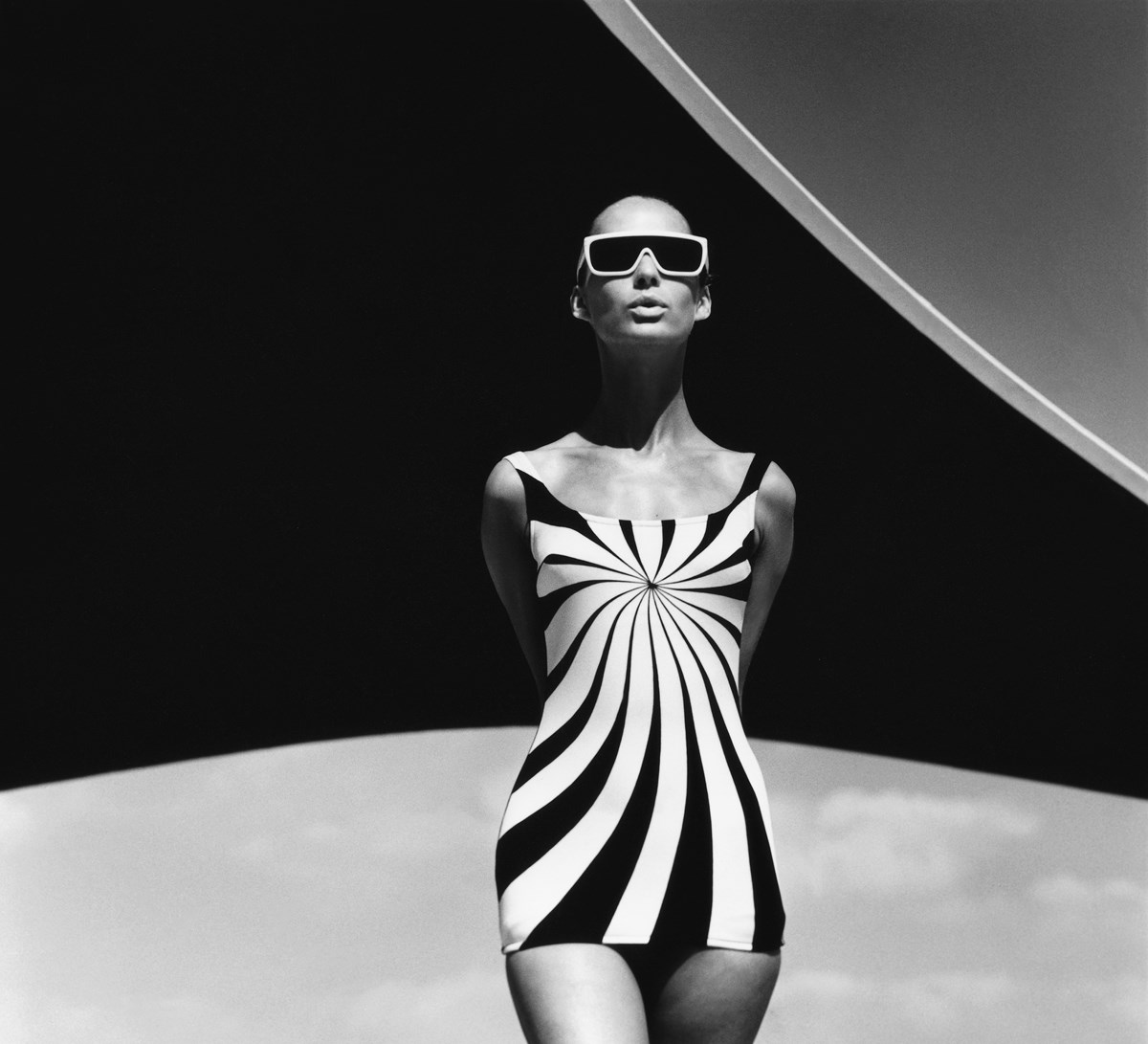 F.C. Gundlach, „Moda w stylu op-art, Brigitte Bauer dla Sinza”, Vouliagmeni, Grecja 1966 © F.C. Gundlach
