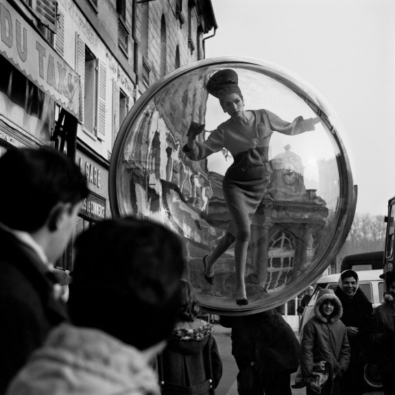 Melvin Sokolsky, „Du Taxi”, Paryż 1963 © Melvin Sokolsky, Dzięki uprzejmości Fahey/Klein Gallery, Los Angeles