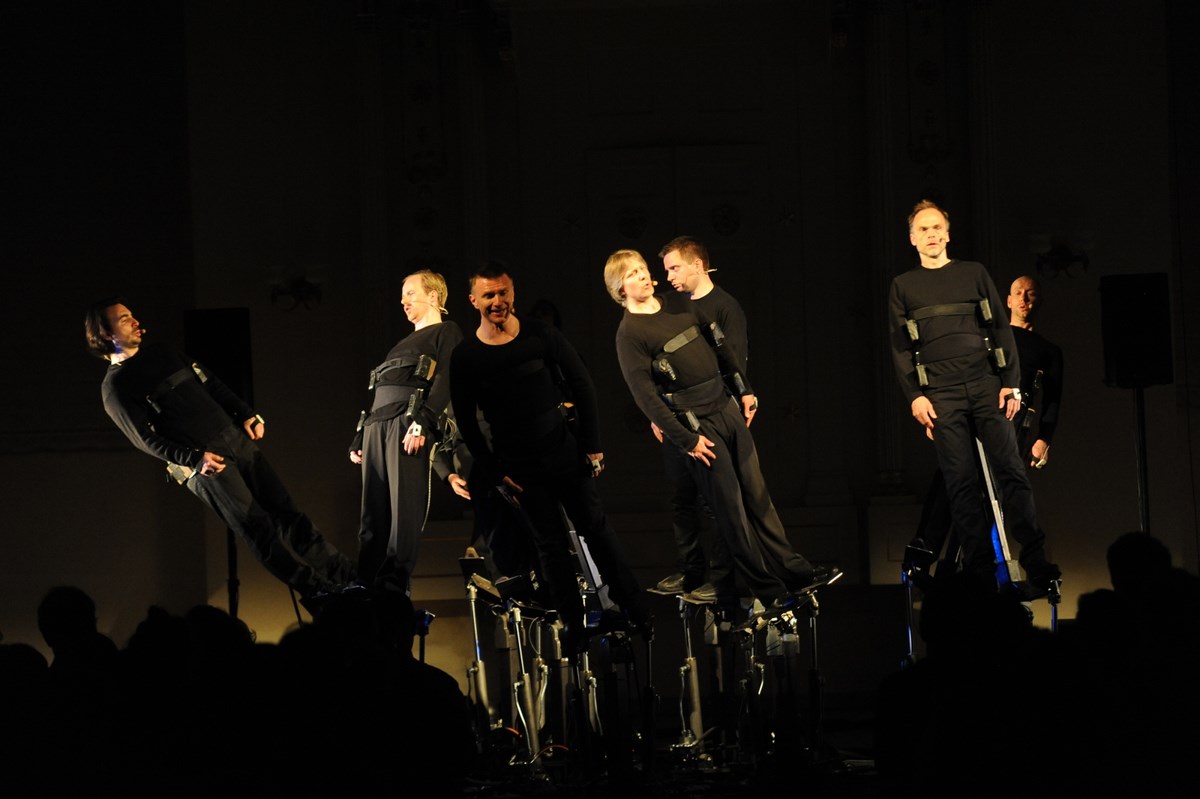 „Pendulum choir”, Biennale Sztuki Mediów WRO 2013, fot. M.E. Koch (źródło: materiały prasowe organizatora)