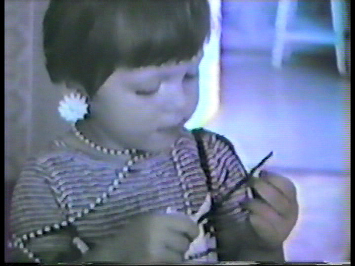 Zbigniew Libera, Jak tresuje się dziewczynki, 1987. VHS, 16'46" © Zbigniew Libera. Dzięki uprzejmości Muzeum Sztuki Nowoczesnej w Warszawie (źródło: materiały prasowe organizatora)