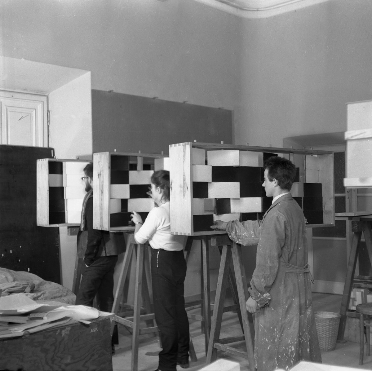 Studenci w pracowni Oskara Hansena przy aparatach do ćwiczenia „Rytm”. Fot. archiwum MASP